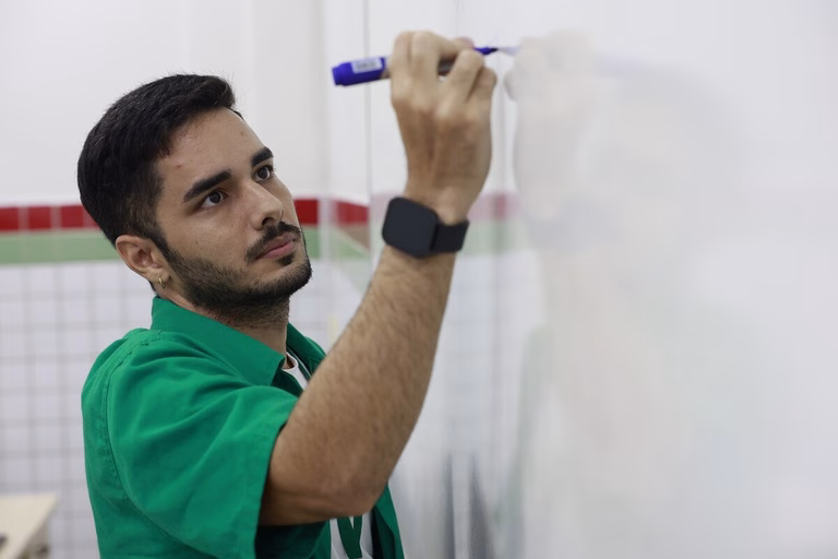 Confira o passo a passo para solicitar a carteira nacional do docente
