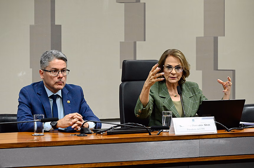 CDH aprova indicação para que CCJ crie grupo de reforma do Judiciário Alessandro Vieira e Damares Alves durante reunião da Comissão de Direitos Humanos do Senado (CDH)