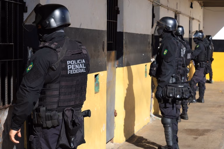 Sob coordenação federal, forças policiais fazem operação contra o crime organizado em presídios Sob coordenação federal, forças policiais fazem operação contra o crime organizado em presídios