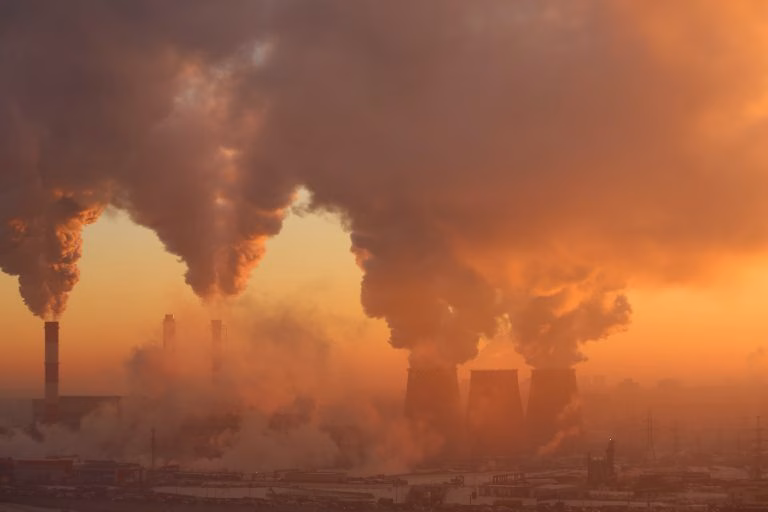 Eleições 2026: especialistas analisam desafios em educação, segurança, saúde mental, agronegócio e meio ambiente 5 Cidades - poluição - Fábricas - poluição do ar - complexo industrial - Indústrias liberam fumaça no ambiente