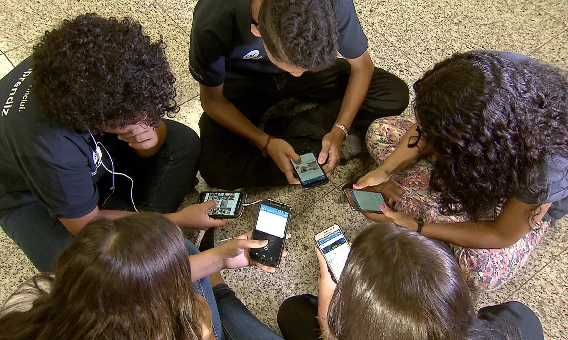 Segurança digital: como proteger crianças e adolescentes no ambiente online Segurança digital: como proteger crianças e adolescentes no ambiente online