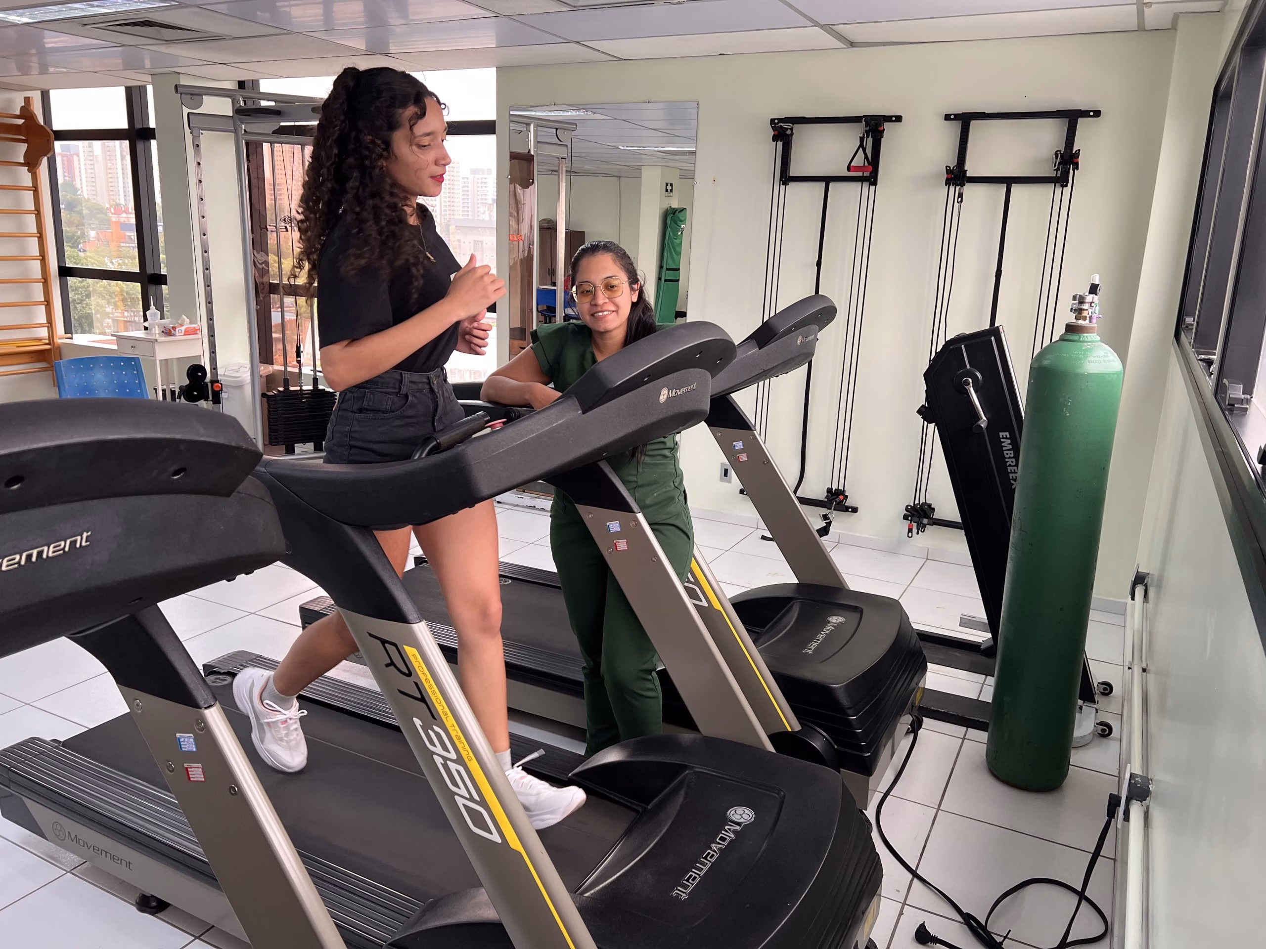 De volta às pistas: jovem completa 5 km após cirurgias e 20 meses de reabilitação de fratura sofrida na infância