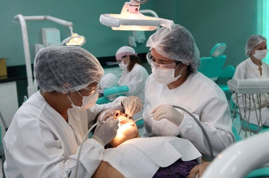 SUS prepara dentistas e técnicos para os novos equipamentos digitais que produzem próteses SUS prepara dentistas e técnicos para os novos equipamentos digitais que produzem próteses