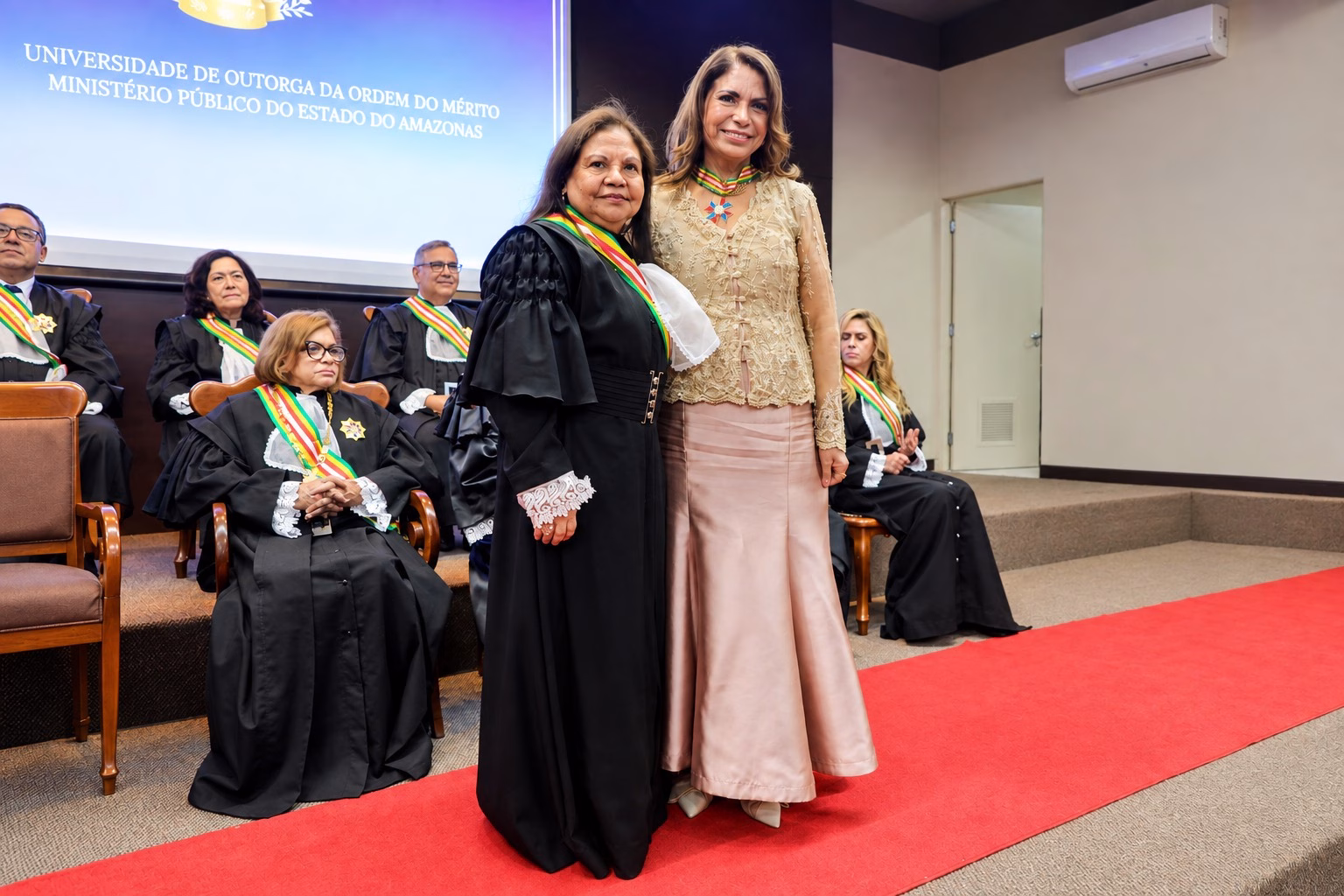 Desembargadora Ruth Barbosa Sampaio recebe do TRT-8 insígnia Ordem do Mérito Jus et Labor, no grau Comendador