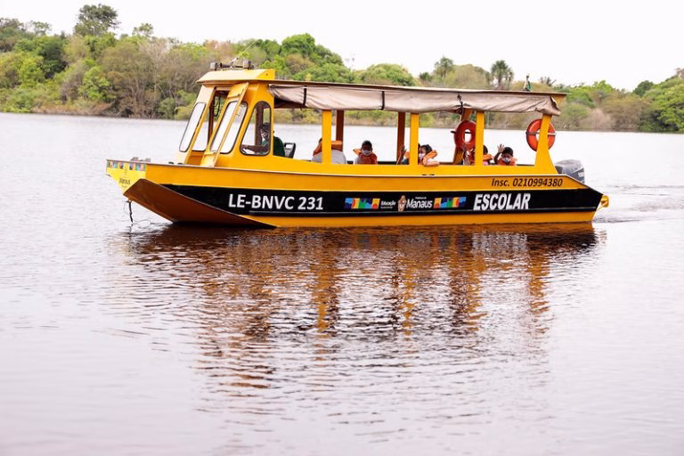 Projeto inclui dificuldades geográficas como critério para o programa Pé-de-Meia 1 Educação - geral - transporte escolar - transporte de barcos - população ribeirinha - 15.06.21 - Prefeitura de Manaus revitaliza lanchas escolares da rede municipal de ensino