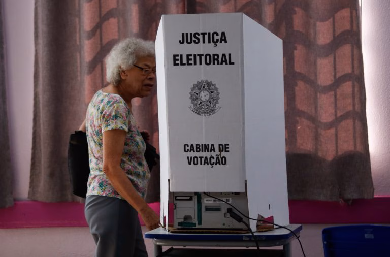 Eleições 2026: especialistas analisam desafios em habitação, saneamento e esporte 1 Eleições - votação - urna - eleitor - São Paulo (SP) 06/10/2024 - Movimentação de eleitores na 1ª Zona Eleitoral no bairro da Bela Vista, EMEF Celson Leite Ribeiro Filho.