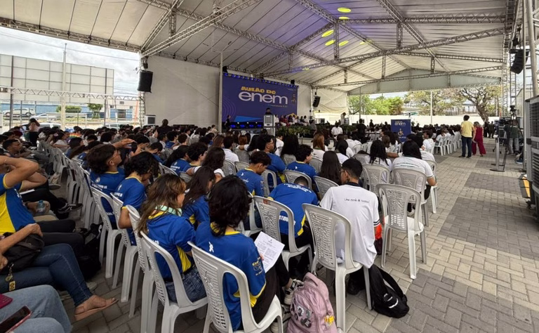 Enem 2027: dois mil estudantes participam de aulão preparatório no Ceará Enem 2027: dois mil estudantes participam de aulão preparatório no Ceará