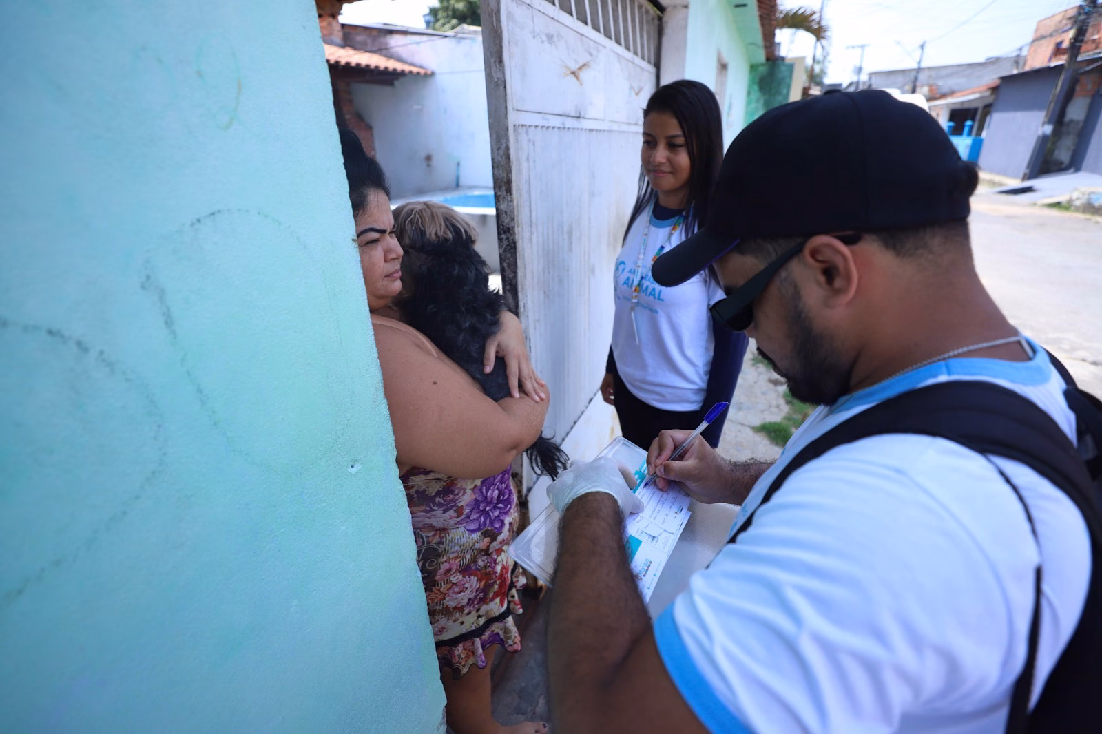 Equipes de vacinação antirrábica iniciam visitas nos bairros