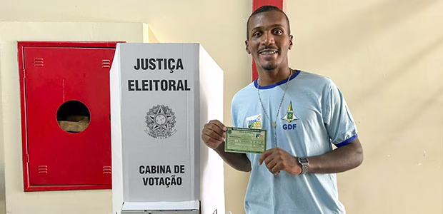 Estudantes de Brazlândia (DF) participam de eleição simulada pelo projeto Meu Primeiro Confirma Estudantes de Brazlândia (DF) participam de eleição simulada pelo projeto Meu Primeiro Confirma