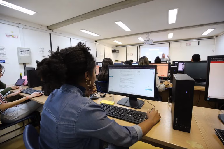 Estudantes de licenciatura podem se inscrever para receber bolsa destinada a futuros professores Estudantes de licenciatura podem se inscrever para receber bolsa destinada a futuros professores