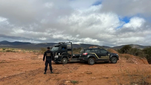 Polícia Fedral investiga extração ilegal de minério e lavagem de dinheiro Polícia Fedral investiga extração ilegal de minério e lavagem de dinheiro