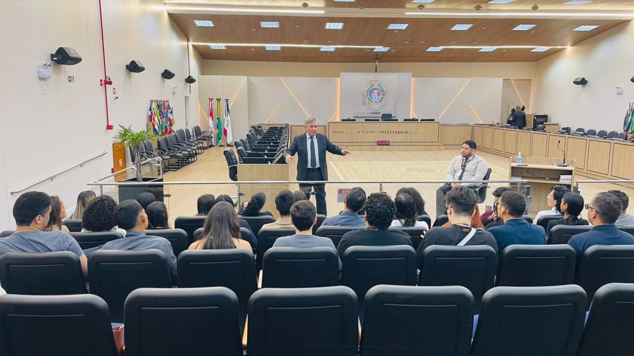 Projeto Portas Abertas concorre ao Prêmio Nacional de Inovação na categoria Escolas Judiciais 1 Foto mostra o desembargador Flávio Pascarelli falando ao público no plenário do TJAM