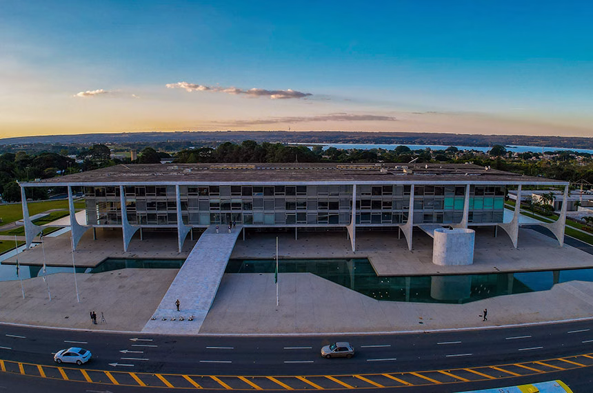 Governo terá que cortar despesas para fechar as contas em 2027, diz IFI Planalto estimou superávit no ano que vem, mas IFI projeta déficit de R$ 86,1 bilhões em relatório recém-divulgado