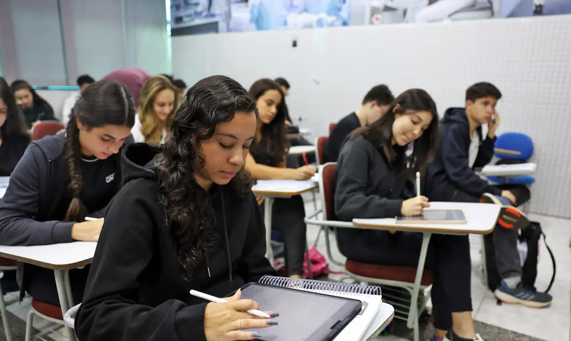 Guia do Enem é lançado com vídeos e orientações para estudantes Guia do Enem é lançado com vídeos e orientações para estudantes