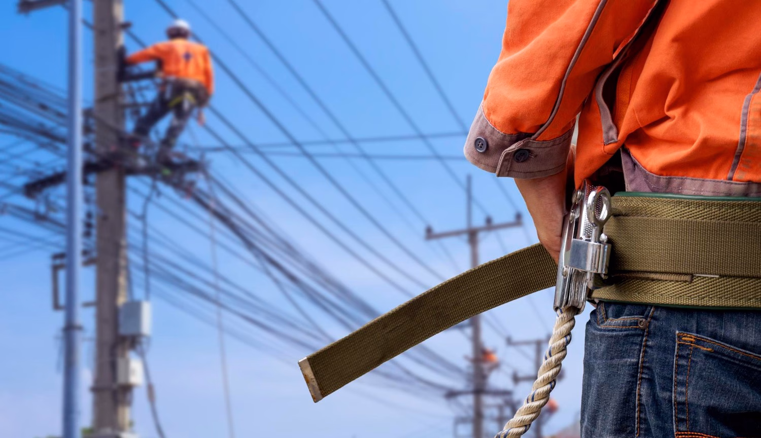 Justiça do Trabalho garante indenização de R$ 1,7 milhão a eletricista que teve amputações nos dedos das mãos após choque elétrico em Manaus Justiça do Trabalho garante indenização de R$ 1,7 milhão a eletricista que teve amputações nos dedos das mãos após choque elétrico em Manaus