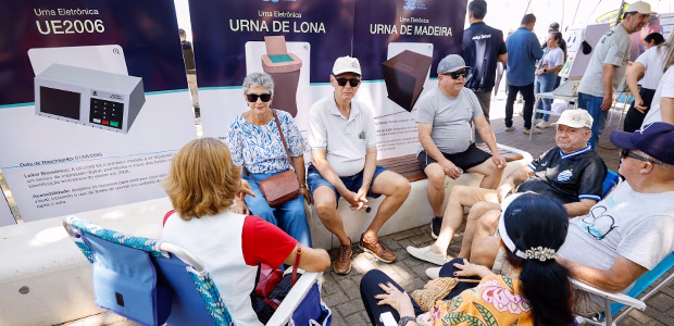 Justiça Eleitoral leva urna eletrônica às ruas e aproxima eleitorado 70+ Justiça Eleitoral leva urna eletrônica às ruas e aproxima eleitorado 70+