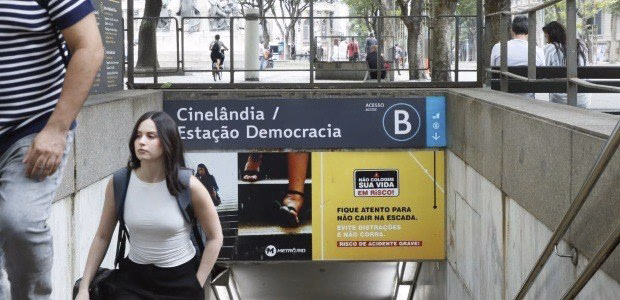 Justiça Eleitoral pelo Brasil: campanha do TRE-RJ renomeia temporariamente estação no MetrôRio Justiça Eleitoral pelo Brasil: campanha do TRE-RJ renomeia temporariamente estação no MetrôRio