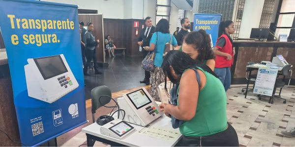 Justiça Eleitoral pelo Brasil: TRE-MG leva treinamento com urnas e distribui colinhas em locais de grande circulação Justiça Eleitoral pelo Brasil: TRE-MG leva treinamento com urnas e distribui colinhas em locais de grande circulação