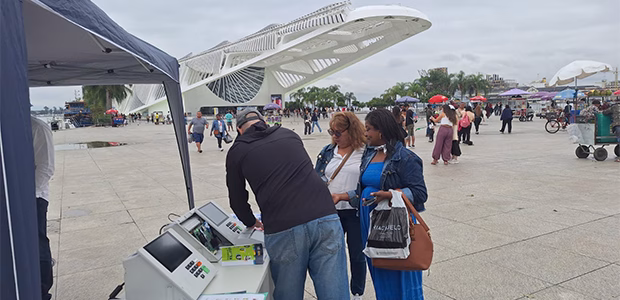 Na Praça Mauá (RJ), TSE leva exposição itinerante e urna eletrônica à população Na Praça Mauá (RJ), TSE leva exposição itinerante e urna eletrônica à população