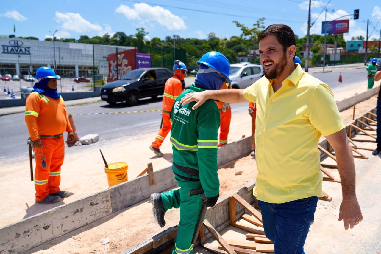 Prefeito vistoria obra no canteiro central da avenida Margarita