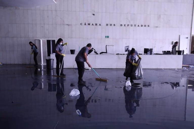 Funcionários do serviço de limpeza realizam faxina na Câmara dos Deputados