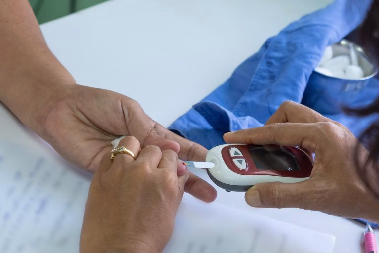 Proposta beneficia pacientes com diabetes. Na foto, pessoa mede glicemia no sangue