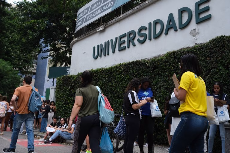 Projeto extingue vestibular e garante acesso universal a universidades públicas Projeto extingue vestibular e garante acesso universal a universidades públicas