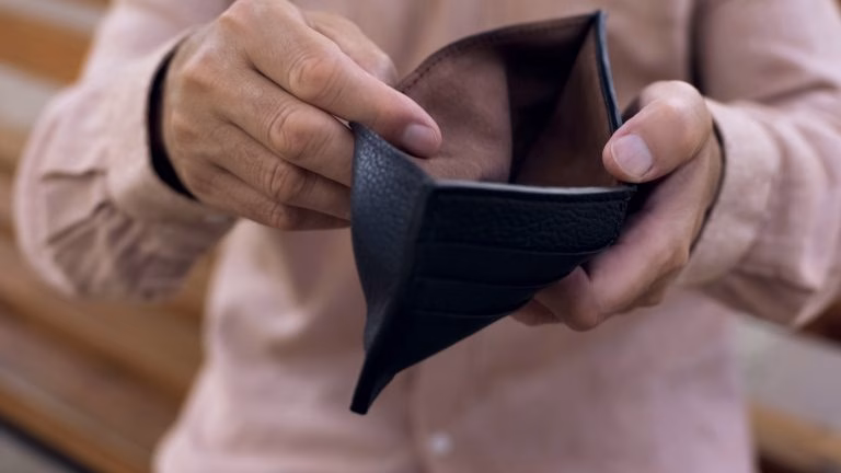 Projeto proíbe empréstimos consignados para pessoas idosas sem assinatura presencial Projeto proíbe empréstimos consignados para pessoas idosas sem assinatura presencial