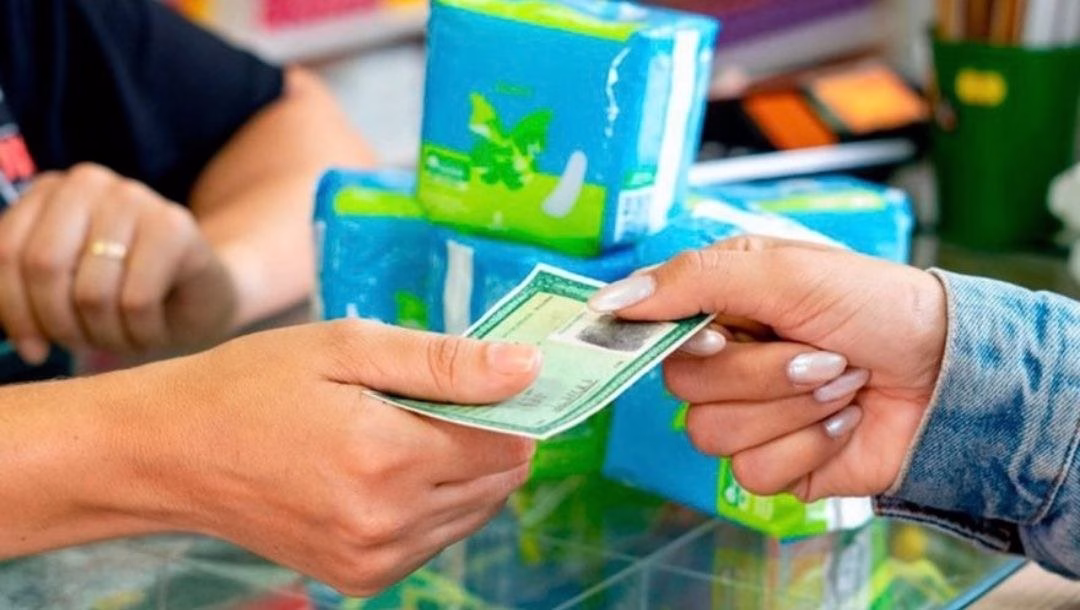 SUS garante saúde integral feminina e distribuição de absorventes. Saiba quem tem direito Distribuição gratuita de absorventes higiênicos atende meninas, mulheres e demais pessoas que menstruam inscritas no CadÚnico