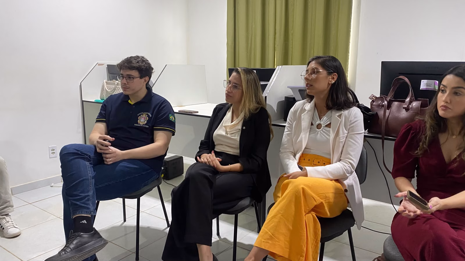 Em Tonantins (AM), equipe da Comarca realiza reunião para tratar de questões de pessoas em situação de vulnerabilidade no município 1 Juíza e representantes da rede de proteção de Tonantins discutem medidas de atuação no município