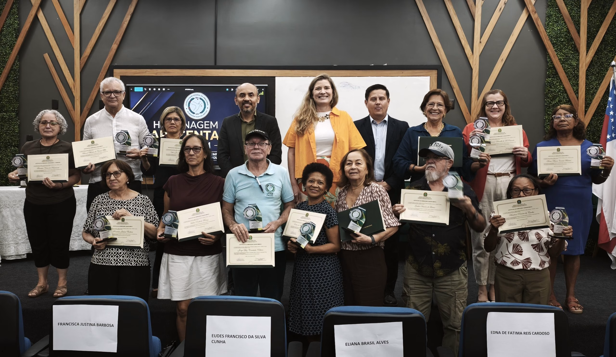 Ufam homenageia servidores aposentados pelos anos de dedicação à universidade