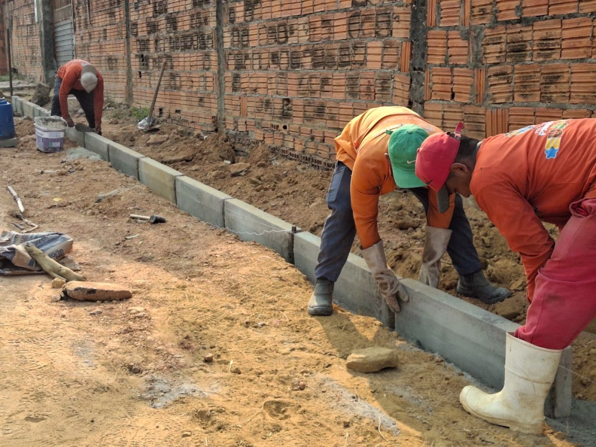 Obras de infraestrutura incluem melhorias em calçadas, sarjetas e meios-fios em Parintins Obras de infraestrutura incluem melhorias em calçadas, sarjetas e meios-fios em Parintins