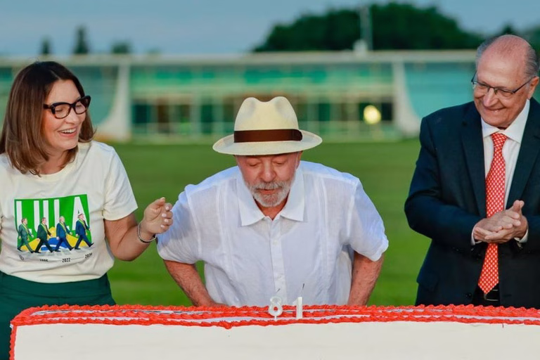 Presidente Lula celebra aniversário no Palácio da Alvorada: 'Gratidão ao povo brasileiro' Presidente Lula comemorou seu aniversário de 81 anos, no Palácio da Alvorada, Brasília (DF)