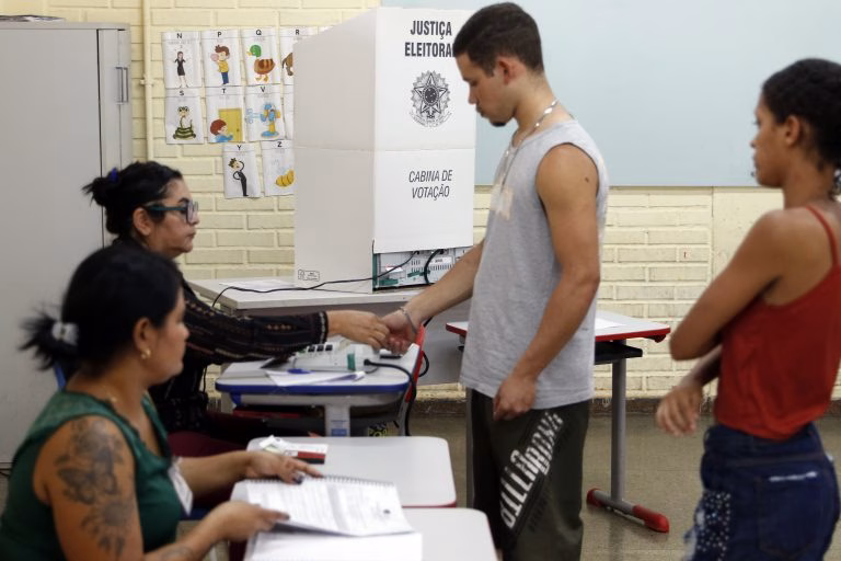 Brasileiros voltam às urnas no domingo para escolher presidente da República e seis governadores Brasileiros voltam às urnas no domingo para escolher presidente da República e seis governadores