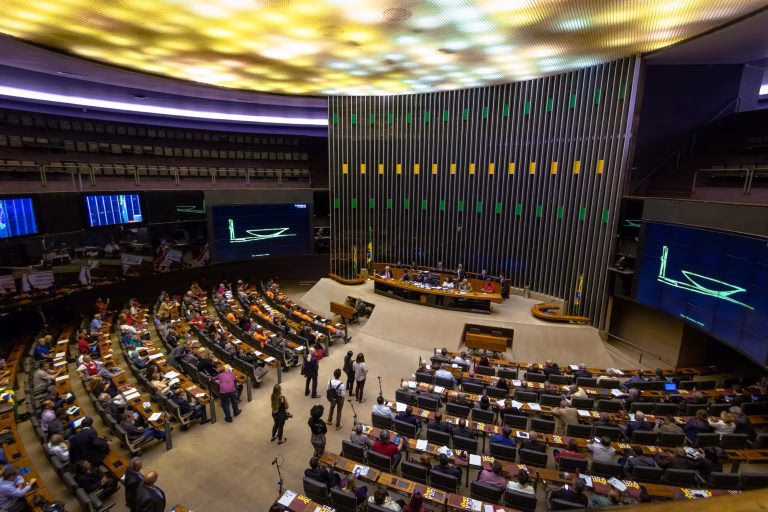 Câmara pode votar hoje projetos sobre proteção às mulheres, segurança em presídios e clima Plenário da Câmara dos Deputados