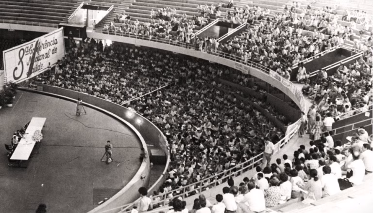 Em março de 1986, a 8ª Conferência Nacional de Saúde (CNS) reuniu mais de 4 mil pessoas em Brasília