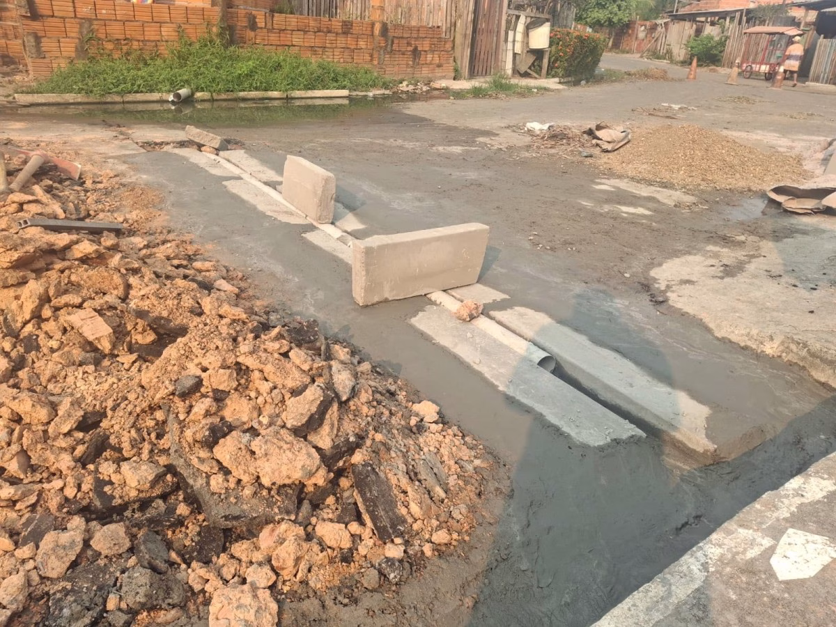 Construção de meio-fio e canaletas integra ações de infraestrutura em Parintins Construção de meio-fio e canaletas integra ações de infraestrutura em Parintins