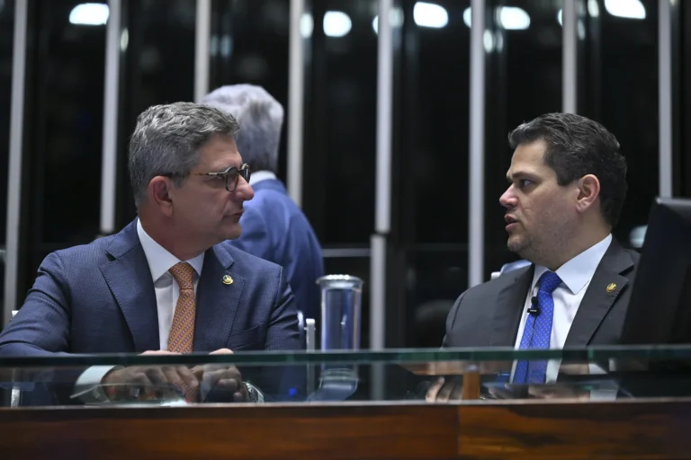 O presidente do Senado, Davi Alcolumbre (D), conversa com o relator da PEC na CCJ, senador Rogério Carvalho