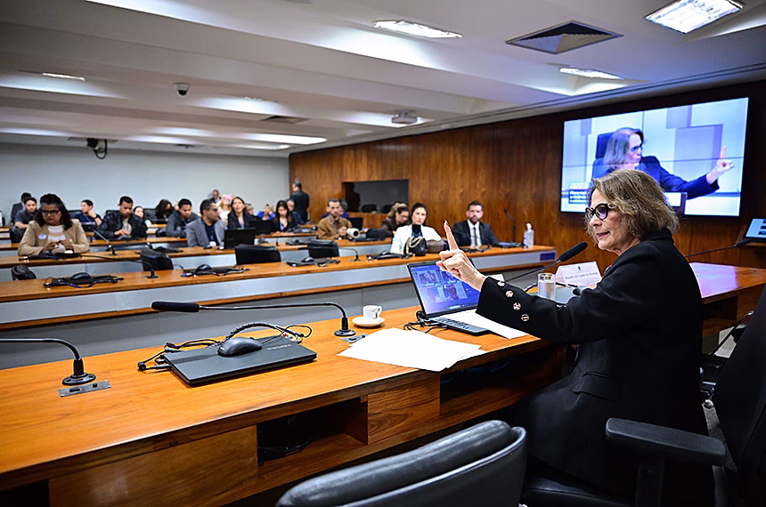 Debate na CDH aponta lacunas na capacitação contra violência a crianças Damares Alves se pronuncia na presidência dos trabalhos