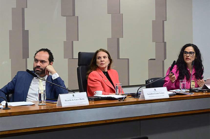 Debatedores alertam para diferentes formas de violência contra meninas Debatedores alertam para diferentes formas de violência contra meninas