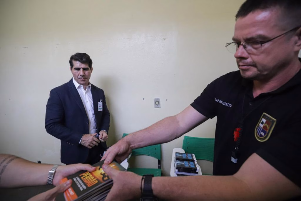 Defensoria incentiva ressocialização de custodiados com entrega de livros à unidade prisional da PM 2 defensoria incentiva ressocializacao de custodiados com entrega de livros a unid 2