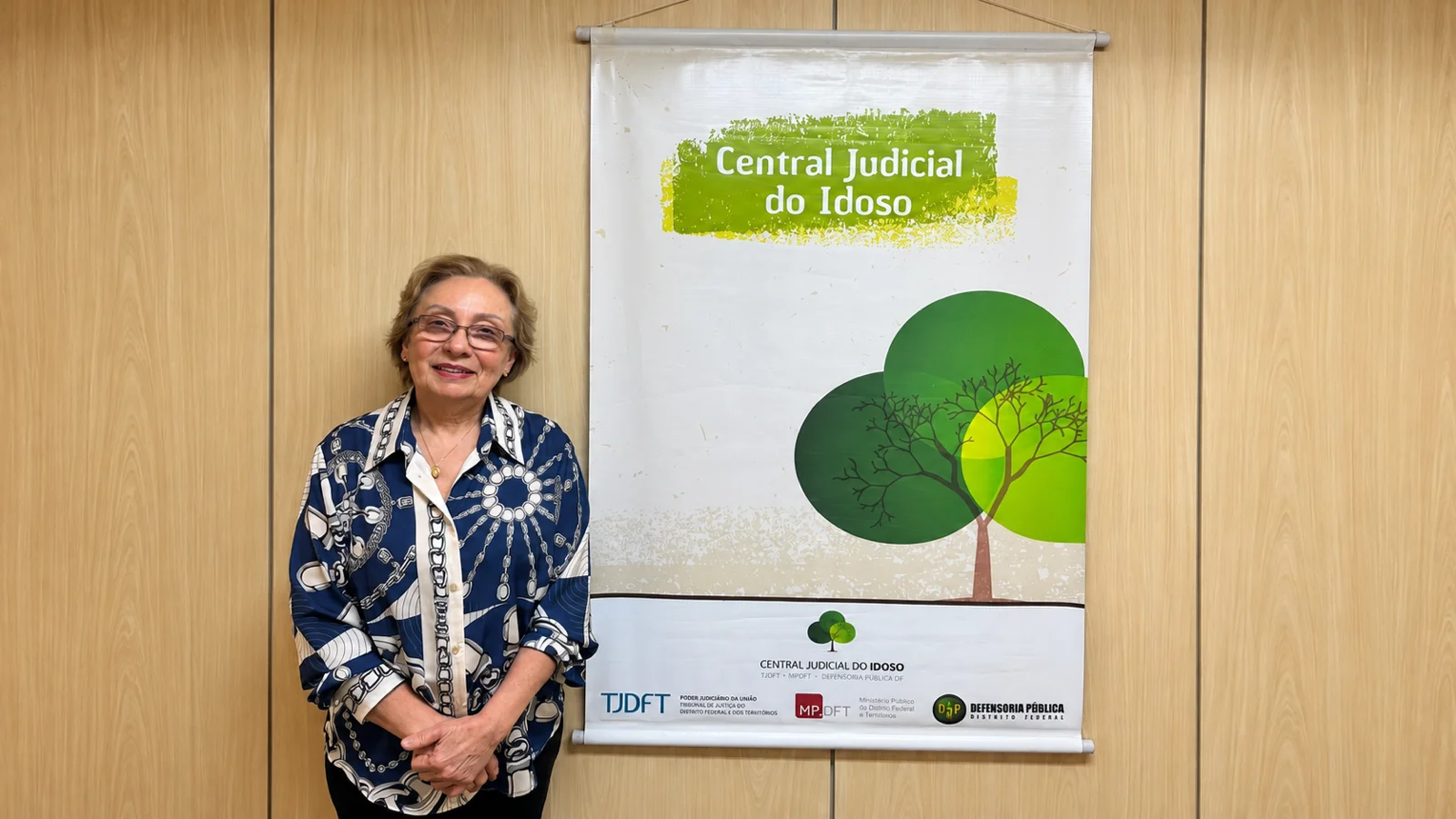 Des. Ida ao lado da Central Judicial do Idoso
