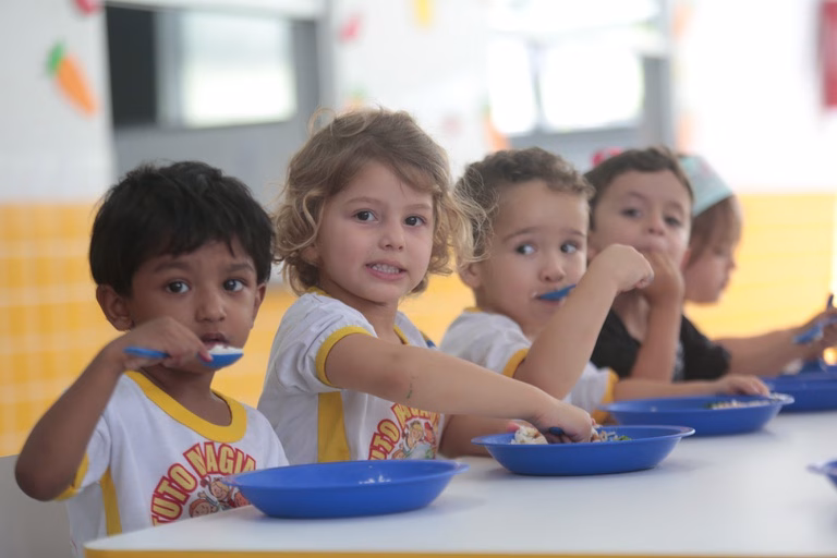 Dia Nacional da Alimentação Escolar: conheça normas que orientam refeições das escolas públicas Alimentação escolar deve incluir alimentos variados e seguros, respeitar cultura, tradições e hábitos alimentares locais