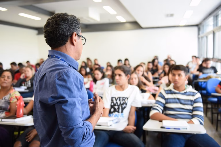 Rede de universidades federais acolhe professores e educadores vítimas de perseguição Rede de universidades federais acolhe professores e educadores vítimas de perseguição