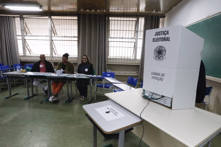 Eleitor pode apresentar qualquer documento com foto para votar