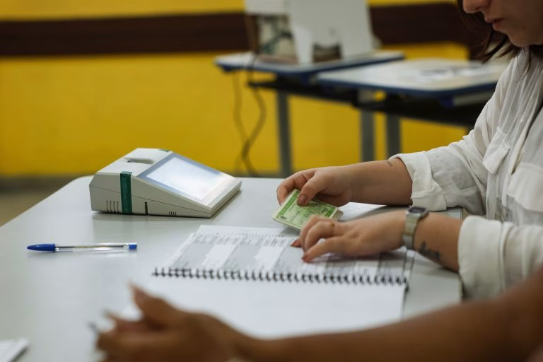 Eleições 2026: o que o eleitor pode e não pode fazer antes, durante e logo após a votação 1 eleies 2024 02 768x512 1