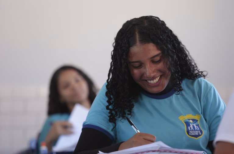 Mulheres são 64% dos 5 milhões de participantes no Enem 2026; metade tem de 17 a 18 anos