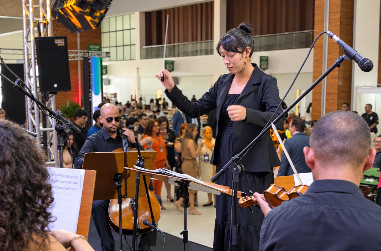 Estudante da Faculdade de Artes é nova regente assistente da Orquestra de Câmara de Manaus Estudante da Faculdade de Artes é nova regente assistente da Orquestra de Câmara de Manaus