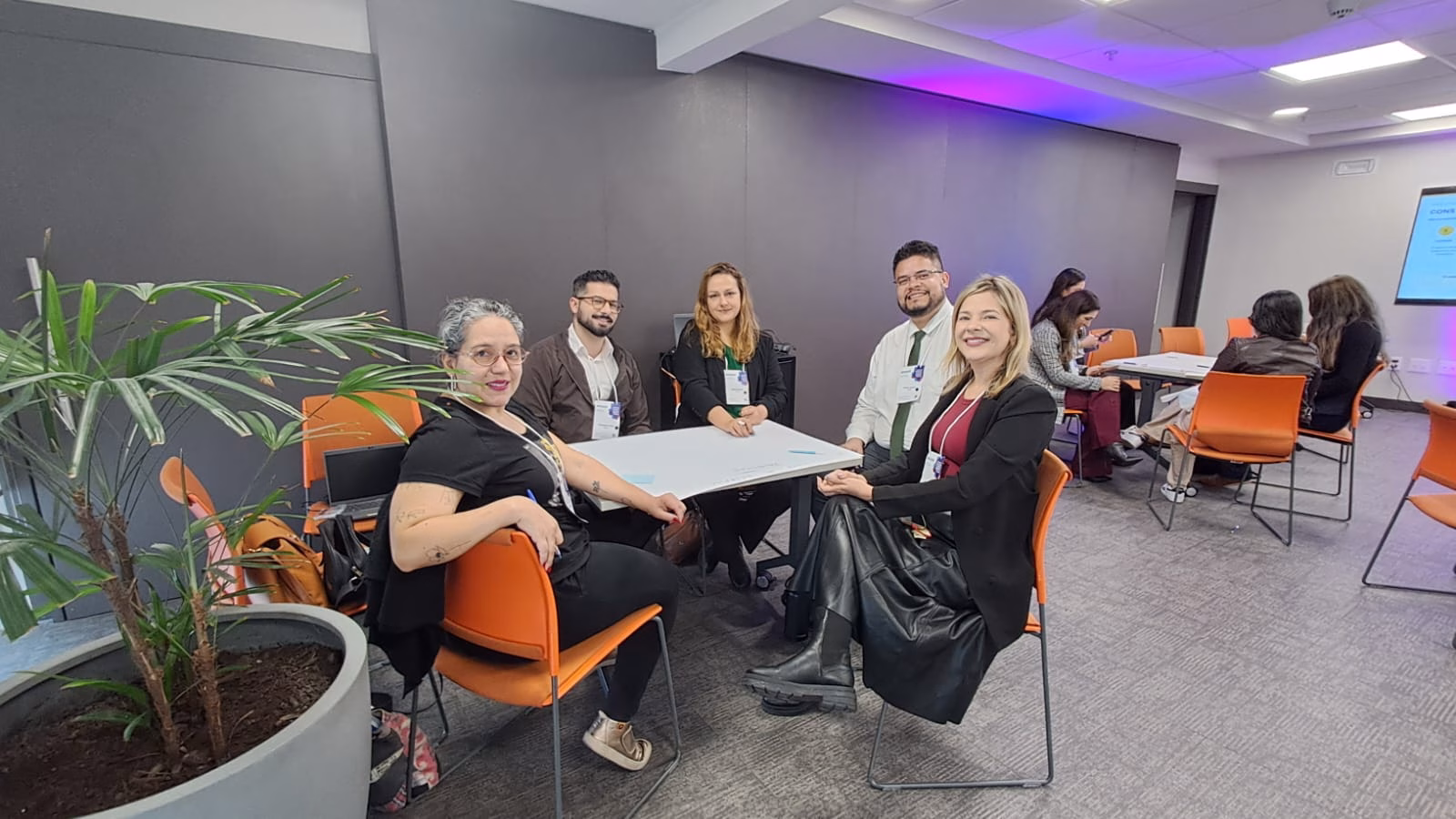 TJAM é destaque em evento de Inovação e Linguagem Simples no Rio Grande do Sul 1 Foto mostra participantes do evento discutindo experiências exitosas em momento de oficina do evento