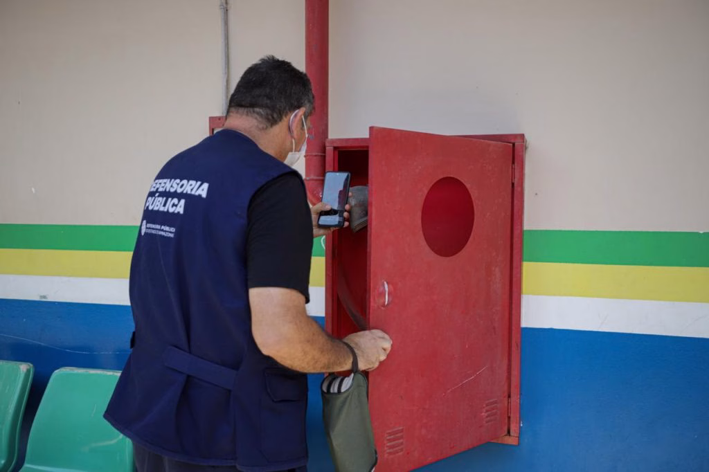 inspecao da defensoria aponta acumulo de livros lacrados e falhas estruturais em 2